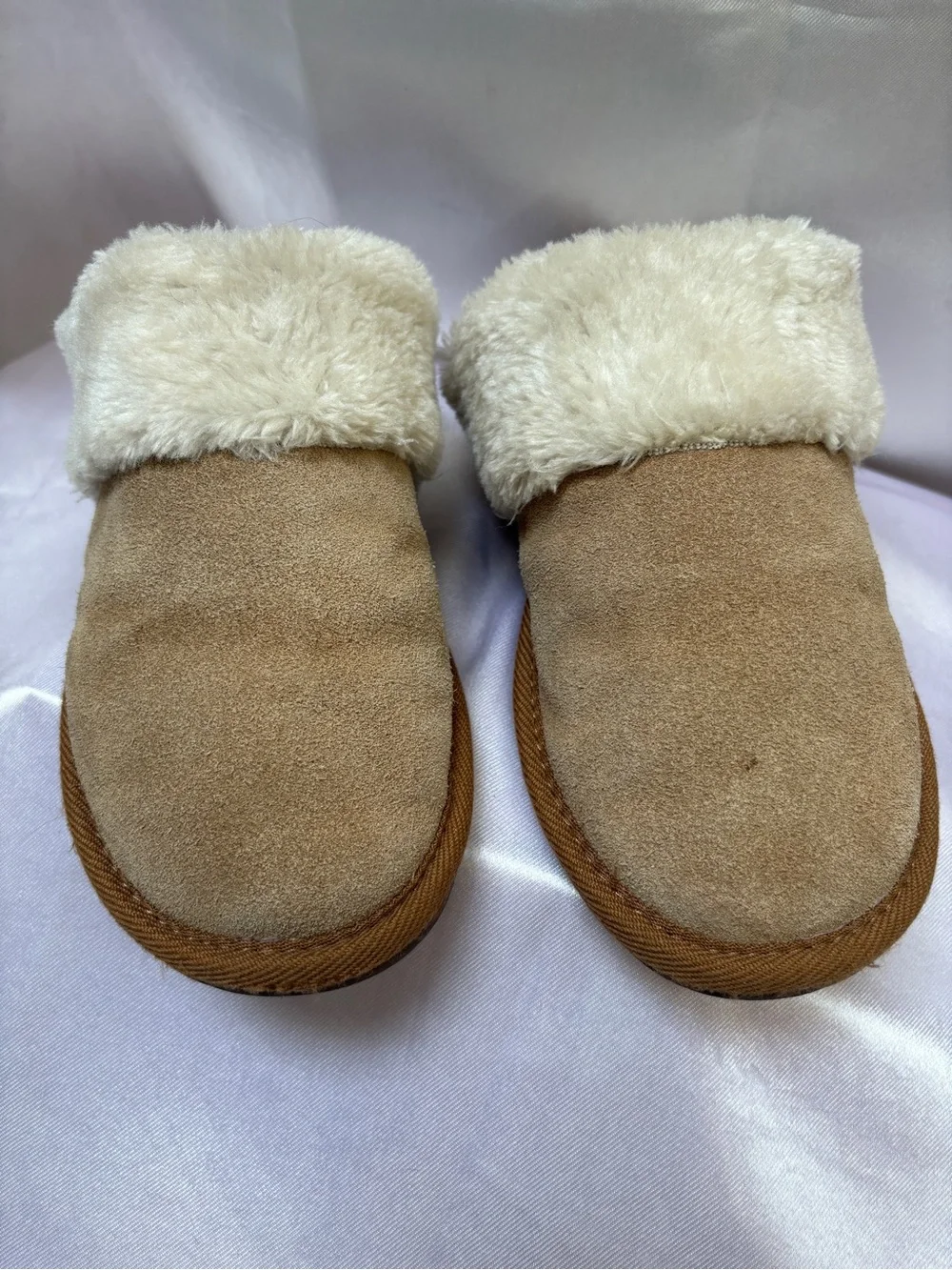 Minnetonka 8M -Shearling Lined Slip-On Slippers - Tan